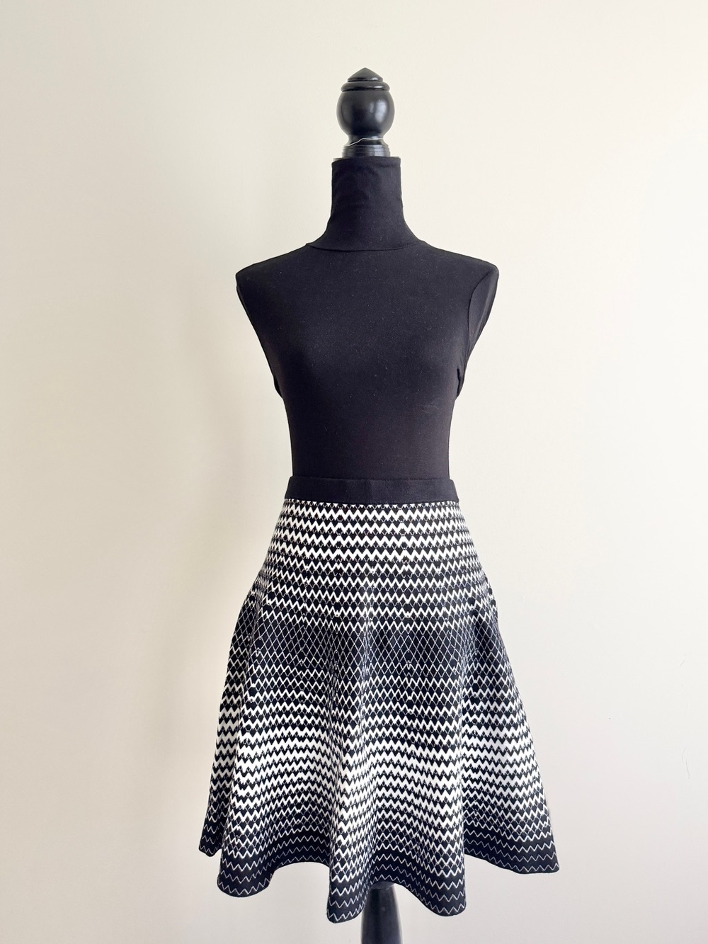 Chelsea & Theodore Black and White Chevron Skater Skirt Zigzag Large NWT career